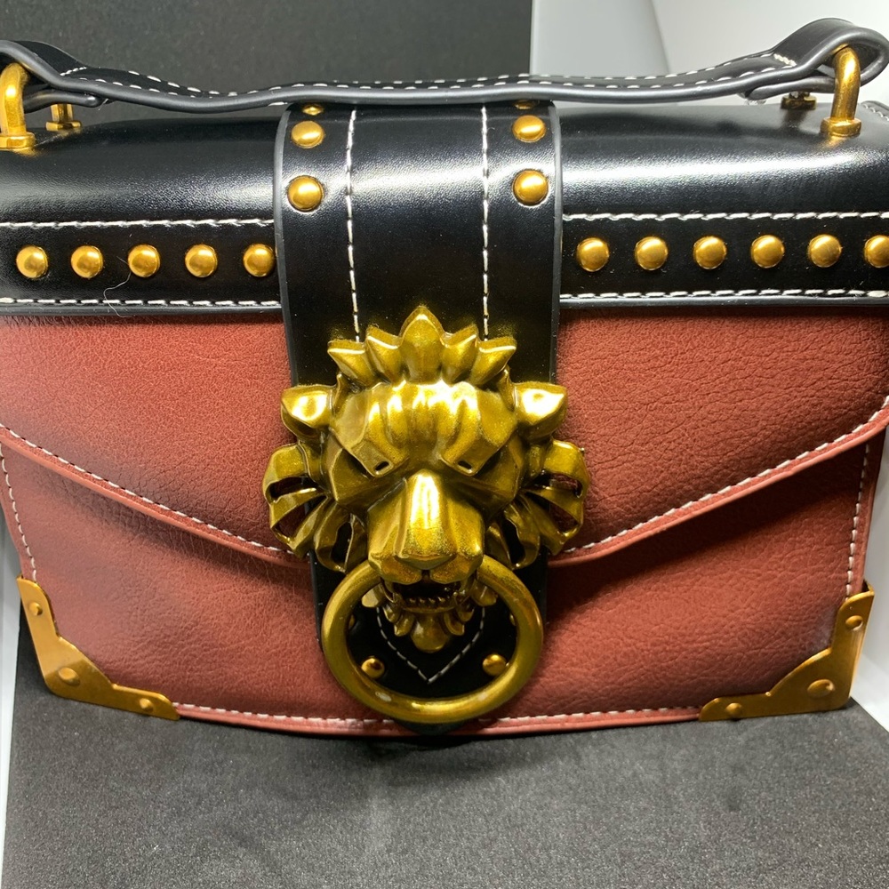 COPY - Lion emblem handbag brown